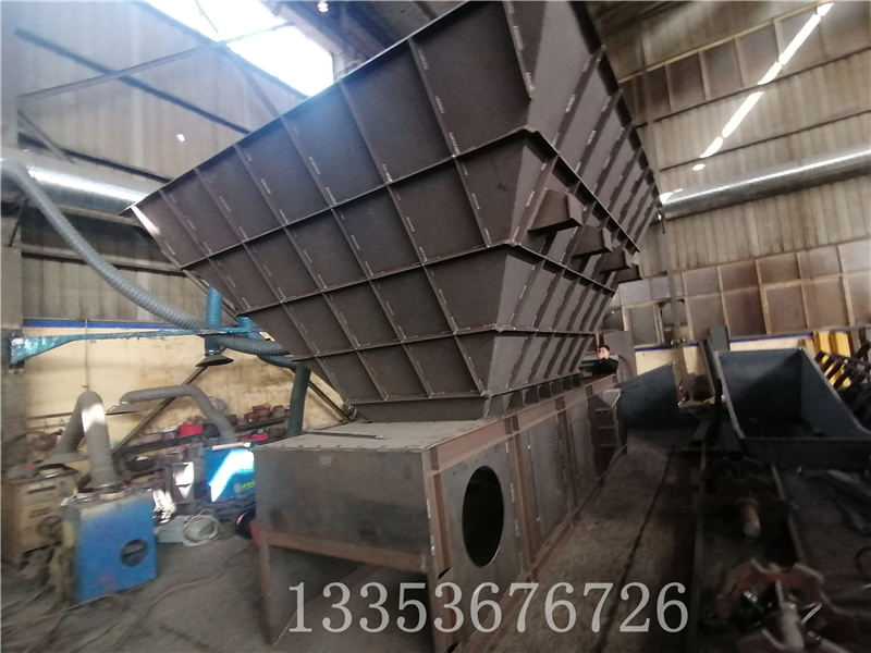 礦(kuàng)石整車卸料(liào)重型高強度板式喂料機帶(dài)配套料倉3 礦石整車卸料重型高強度板式喂料(liào)機帶配套料倉3
